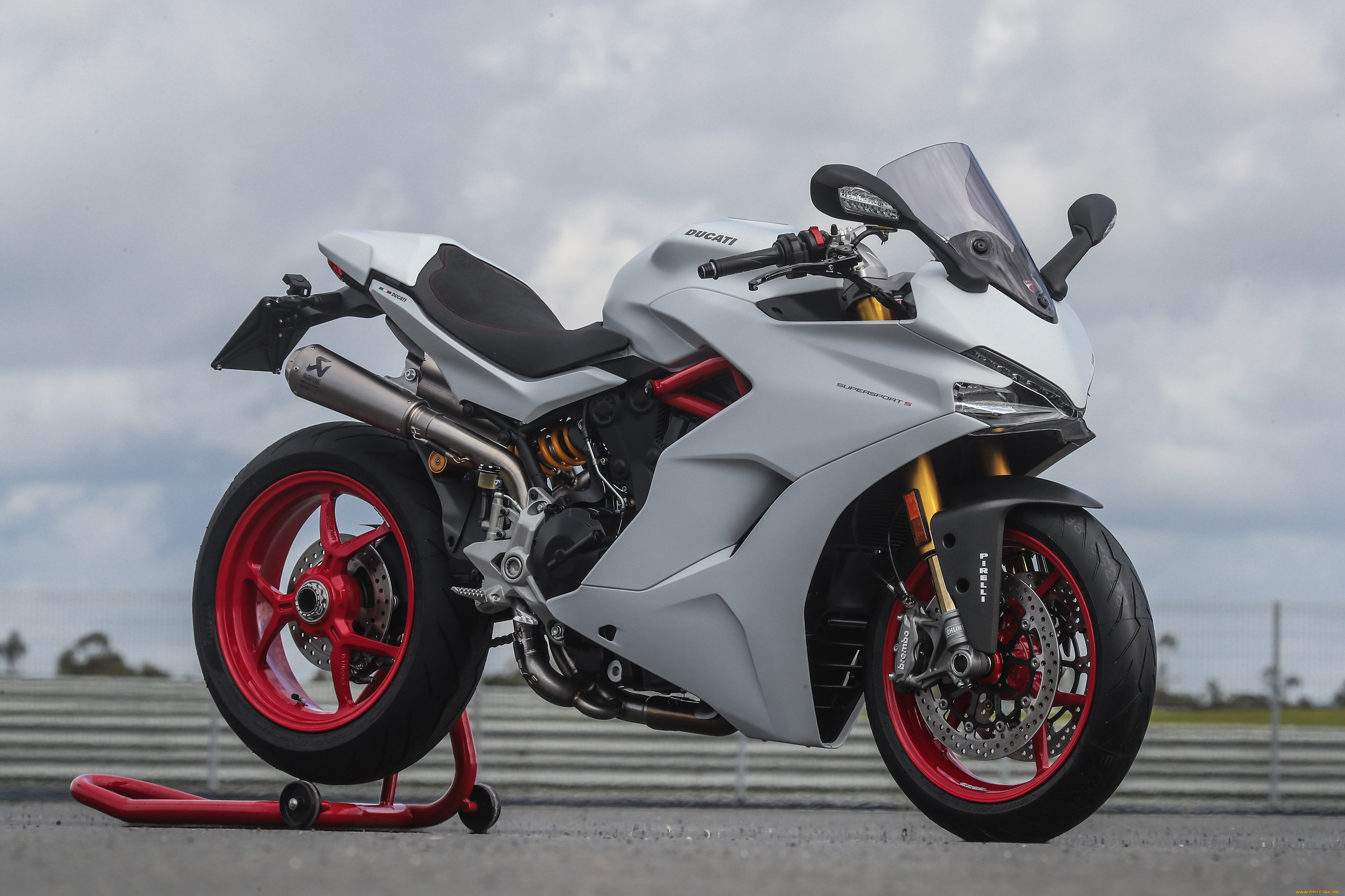 Спортбайки. Дукати мотоцикл. Спортивный мотоцикл Дукати. Ducati Supersport s. Дукати мотоцикл спортбайк.